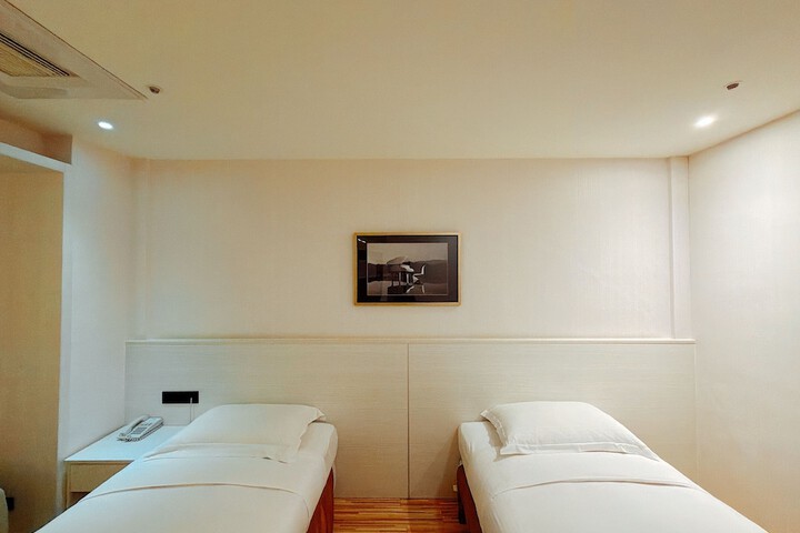 Room 27 of 69