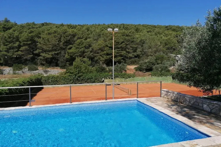 Pool 4 of 5