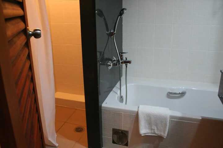 Room 13 of 84