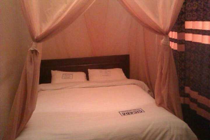 Room 4 of 8