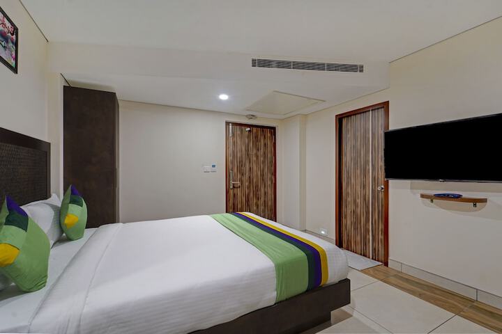 Room 16 of 38