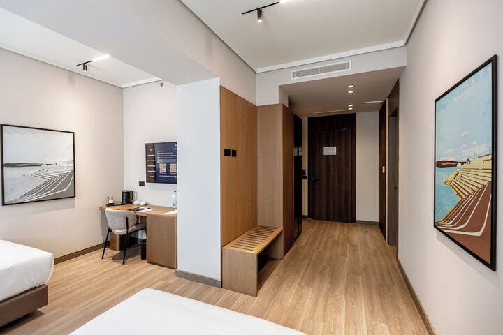 Room 19 of 176