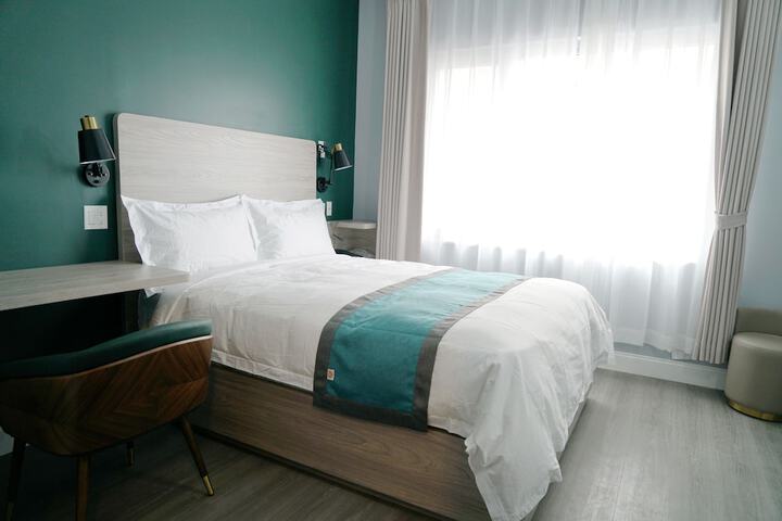 Comfort Queen Bed (6 of 11)