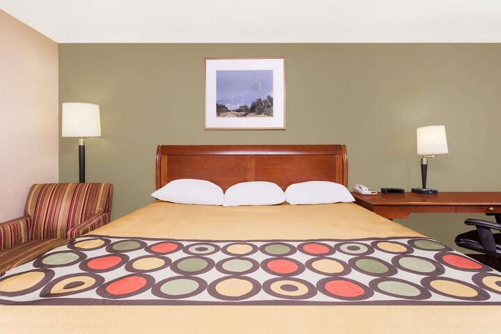 1 Queen Bed (13 of 20)