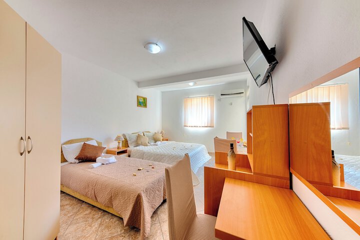 Room 13 of 28