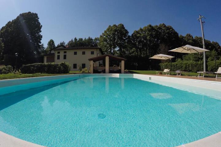 CASALE LA FATA -tipico toscano immerso nelle colline tra Lucca e Versilia 6 appartamenti indipendenti