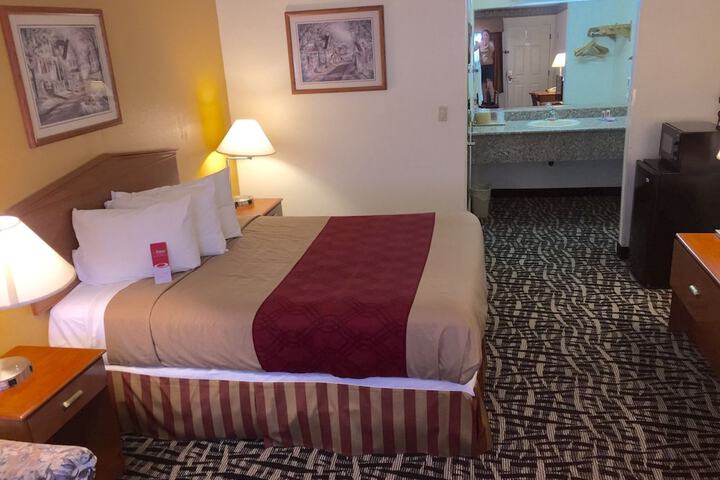1 Queen Bed (8 of 9)