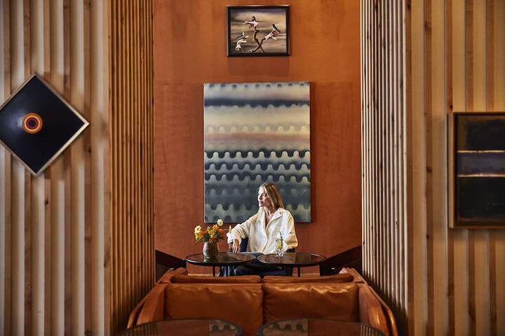 Lobby lounge