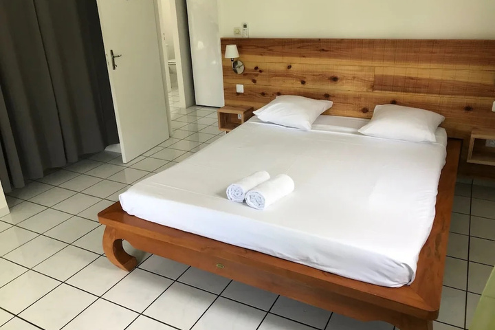 Room 2 of 9