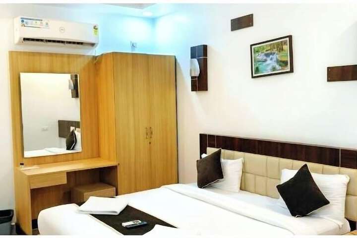 Room 6 of 18