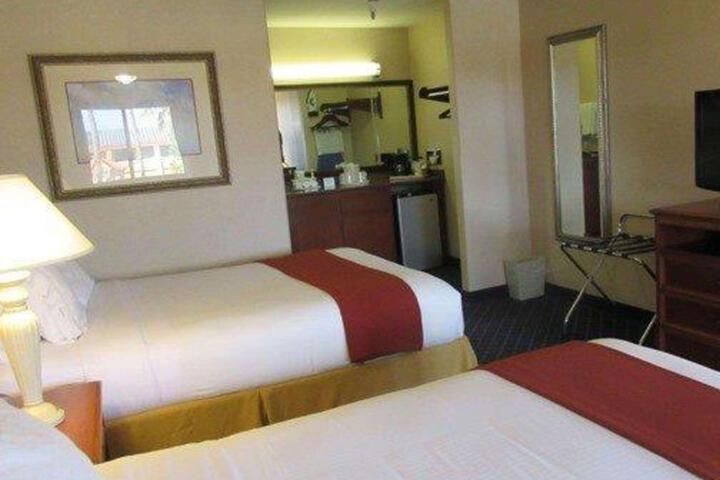2 Queen Beds (3 of 3)