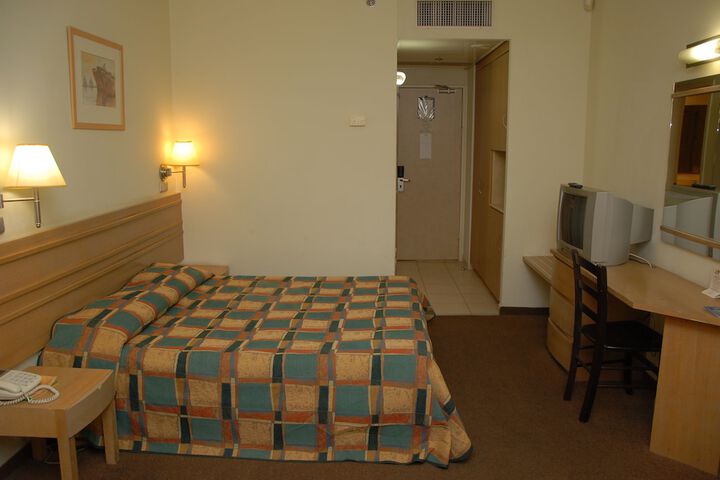 Room 8 of 31