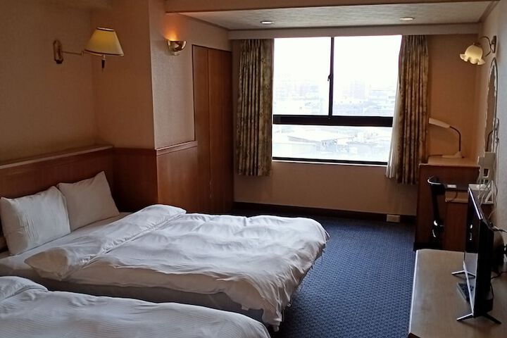 Room 13 of 35