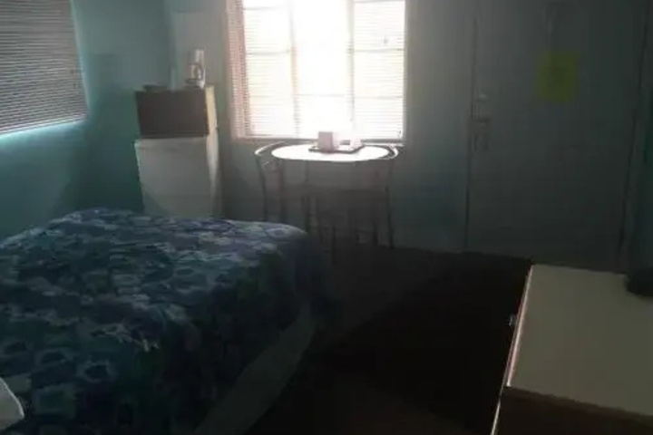 Room 4 of 8