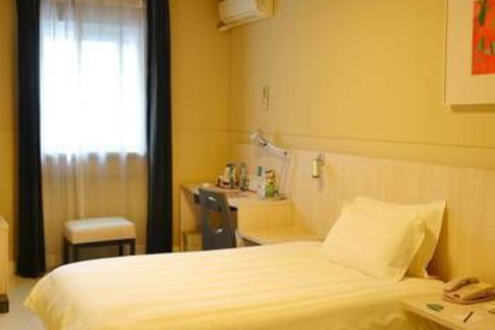 Room 6 of 9