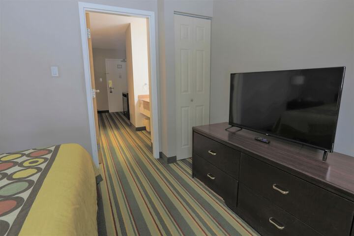 1 Queen Bed (13 of 14)
