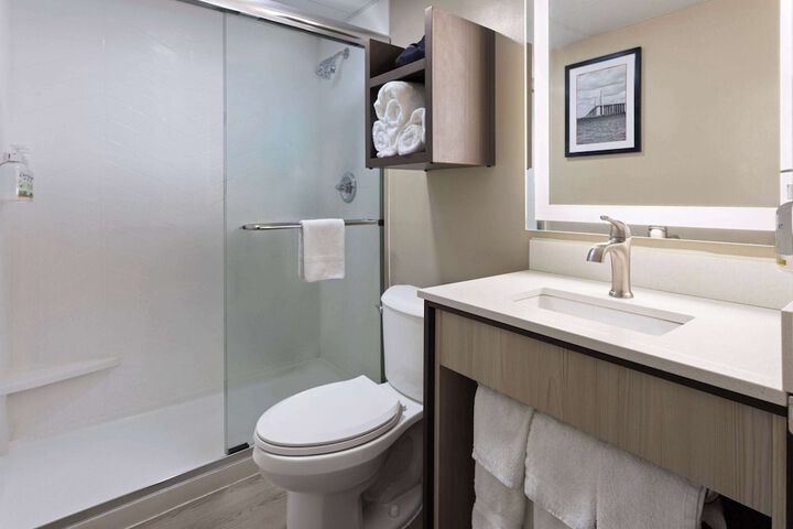 1 Queen Bed Accessible Room (11 of 15)