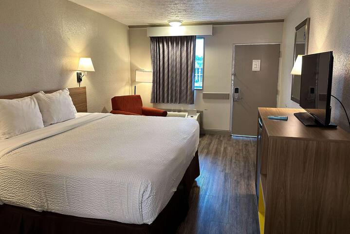 Queen Bed Accessible (2 of 5)