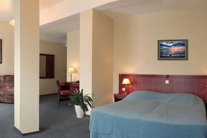 Room 12 of 48