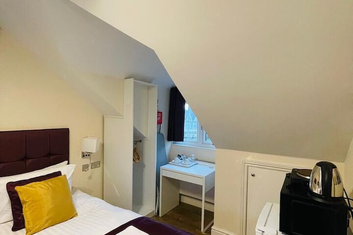 Room 27 of 71