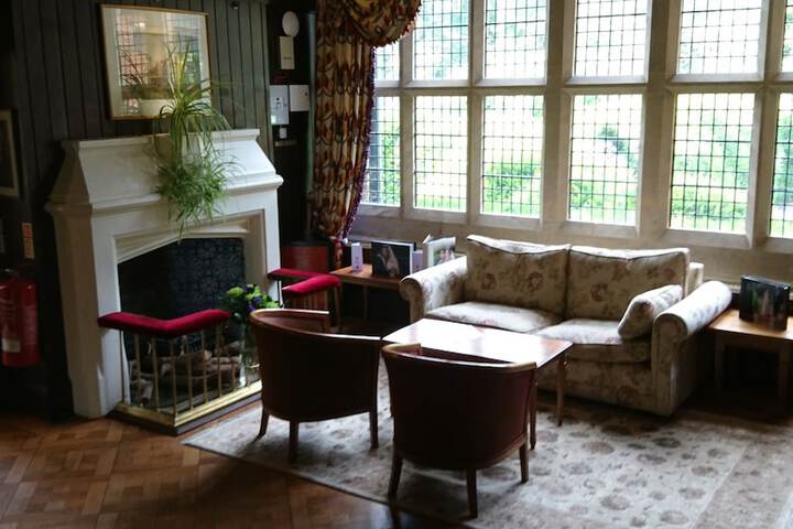 Lounge 40 of 53