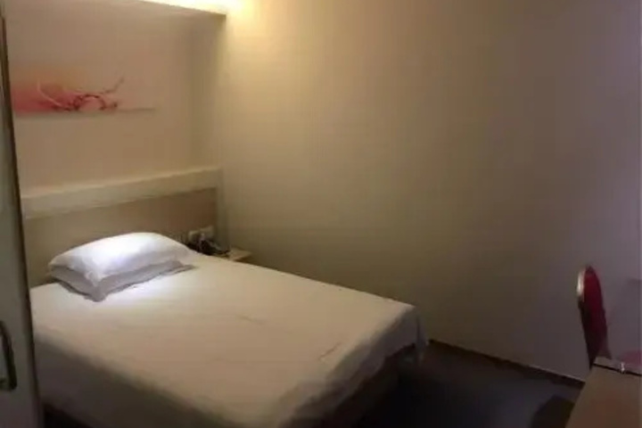 Room 4 of 11