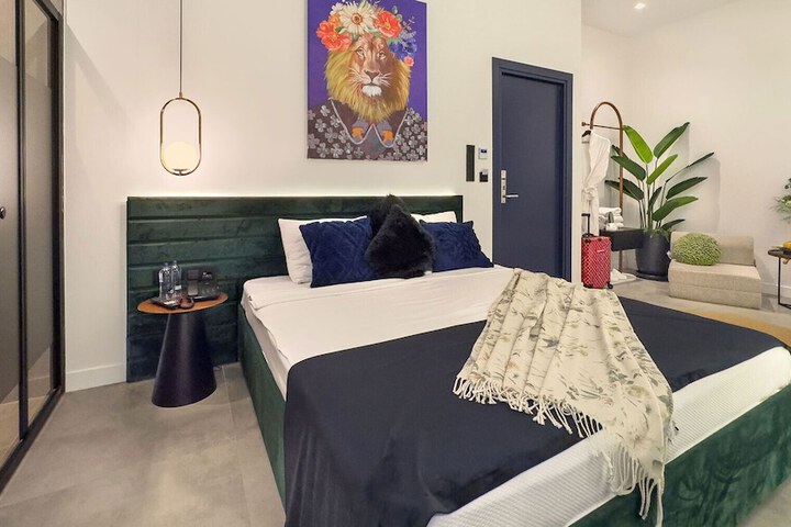 Room 4 of 42