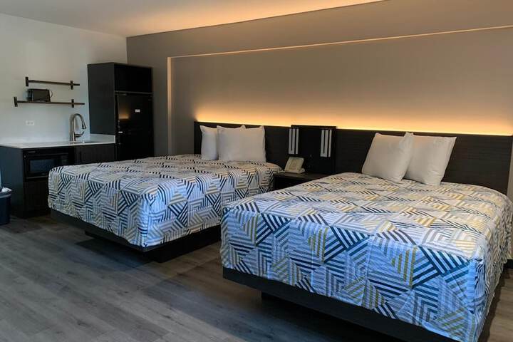 1 Queen Bed Micfridge (8 of 14)