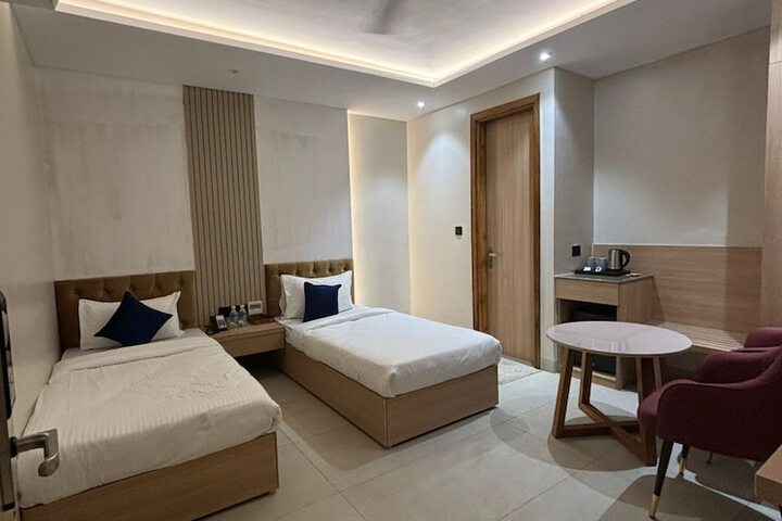 Room 5 of 37