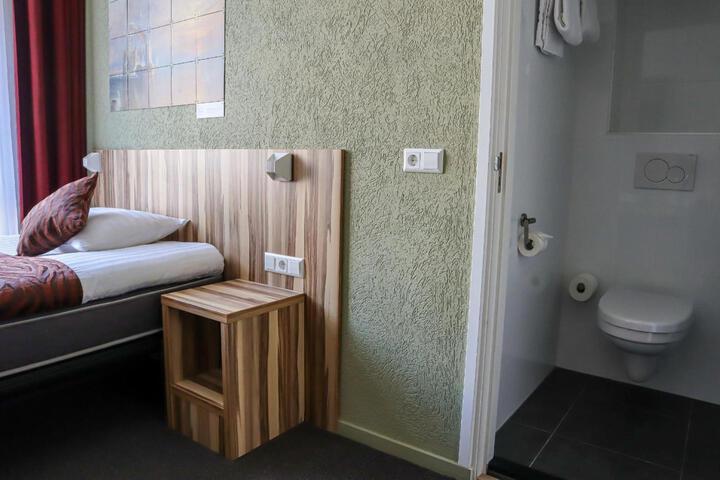 Room 52 of 112