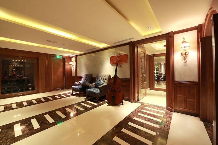 Entrance & Lobby