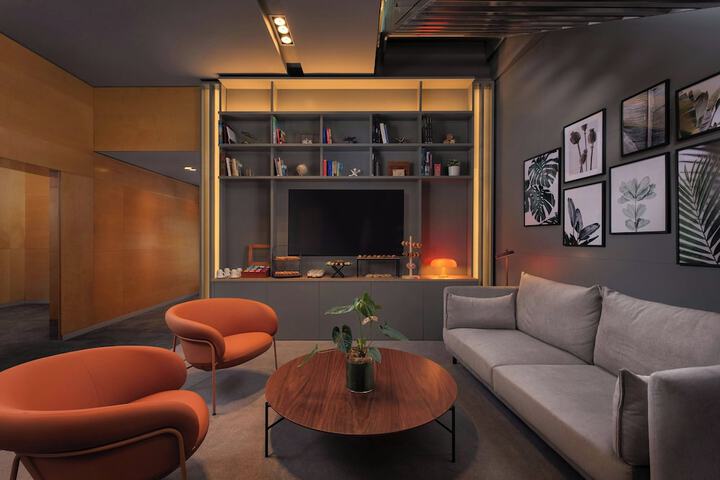 Lounge 43 of 73