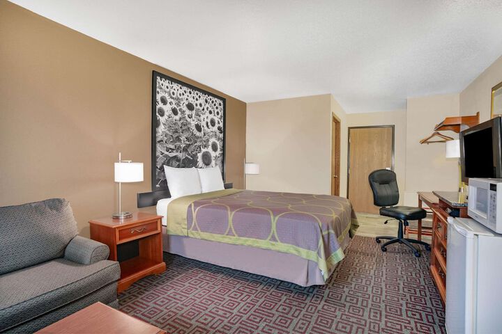 1 Queen Bed (9 of 16)