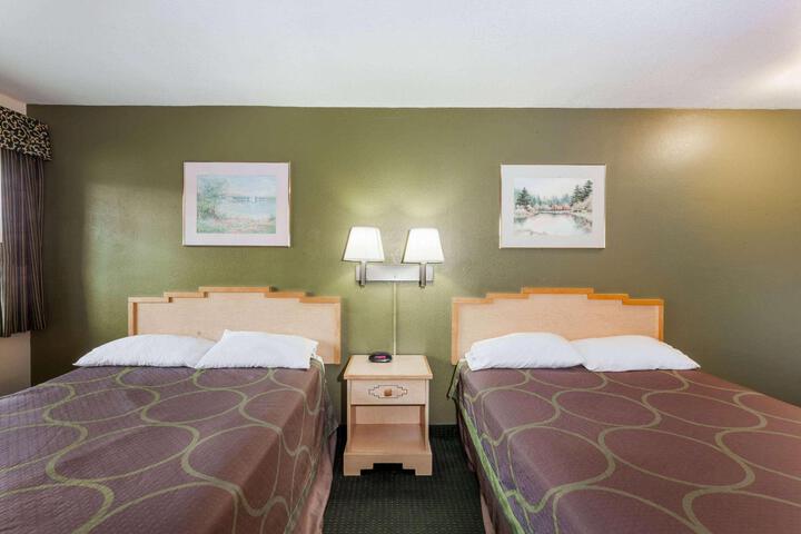 2 Queen Beds (2 of 3)