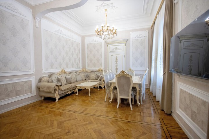 Room 6 of 9