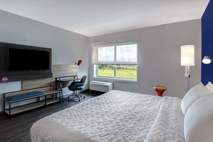 1 King Bed (4 of 18)