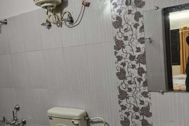 Room 4 of 6