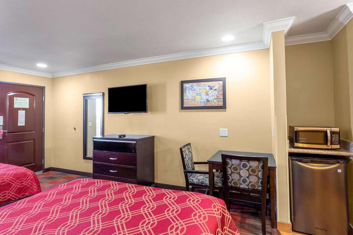 1 Queen Bed (7 of 9)