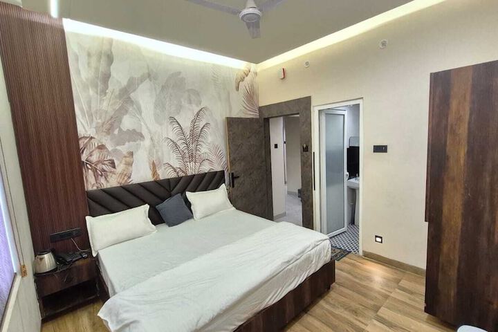 Room 9 of 10