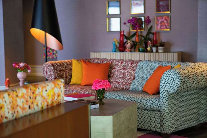 Lobby lounge