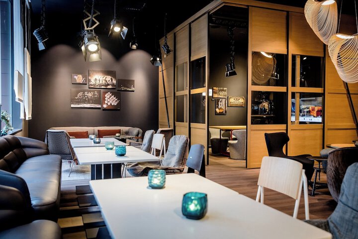 Lounge 18 of 28