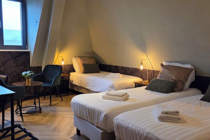 Room 10 of 76