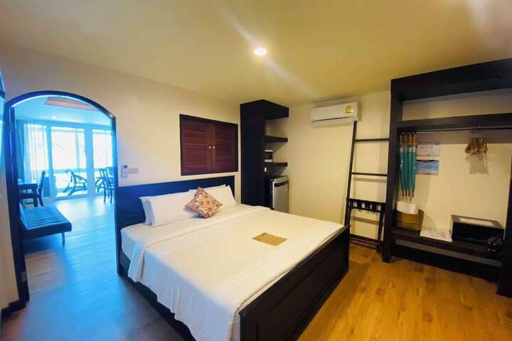 Room 44 of 211