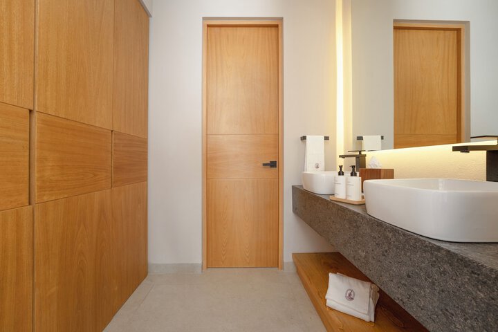 Room 33 of 64
