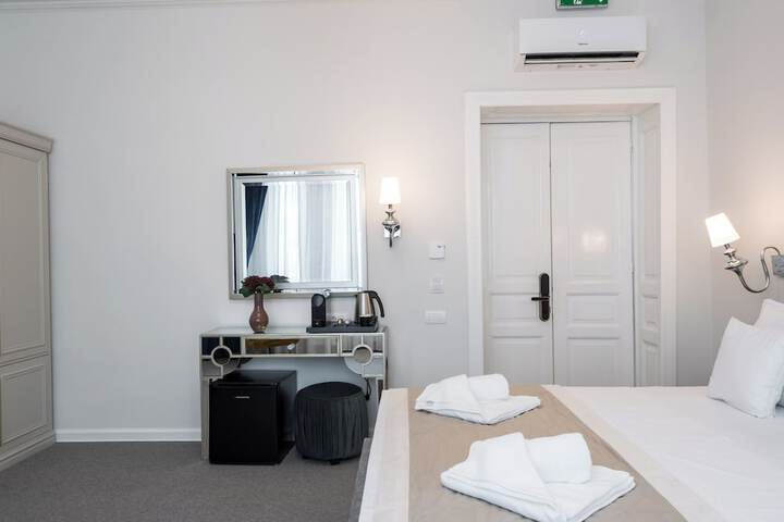 Room 43 of 208