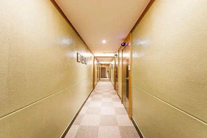 Room 10 of 12