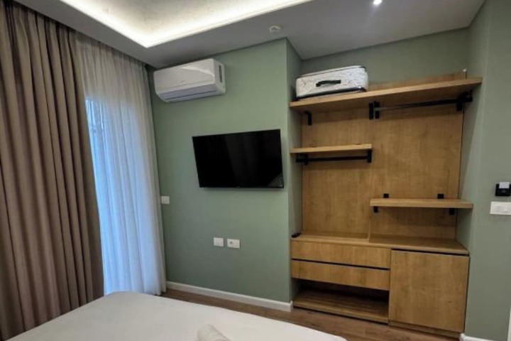 Room 10 of 33