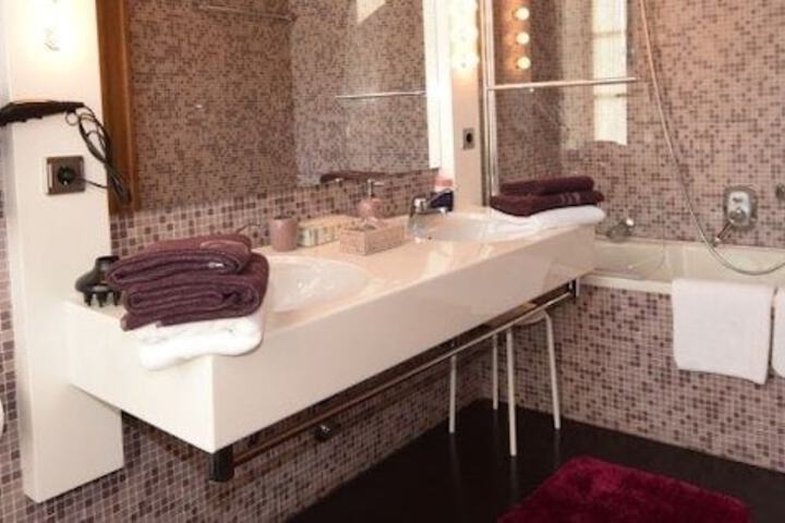 Room 15 of 28