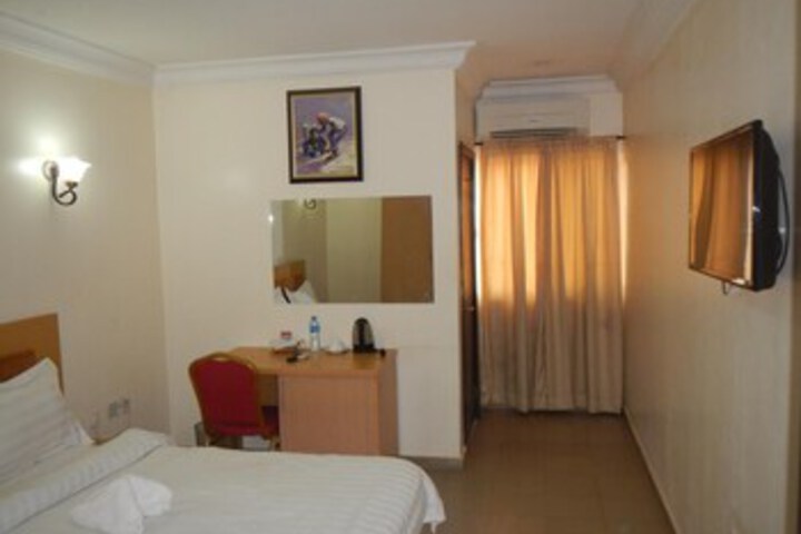 Room 27 of 34