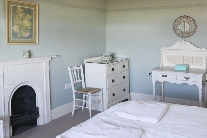 Room 4 of 20